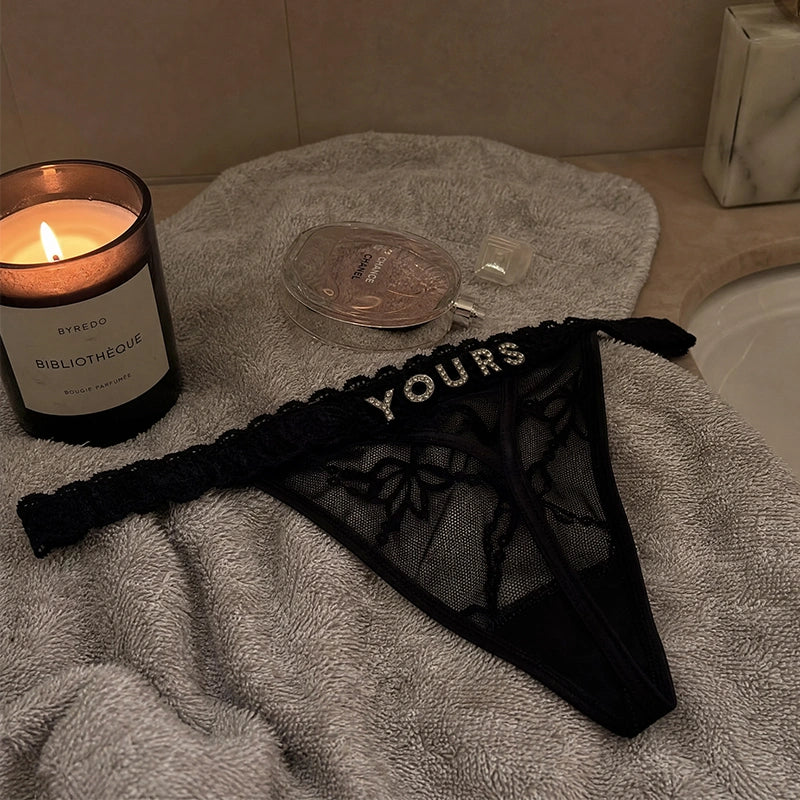 Tanga personalizada com letra em diamante
