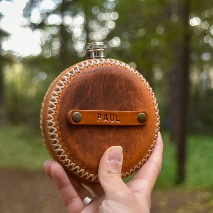Personalized Leather Round Hip Flask – Custom Engraved Camping Flask, Groomsmen Gift, Whiskey Flask for Him