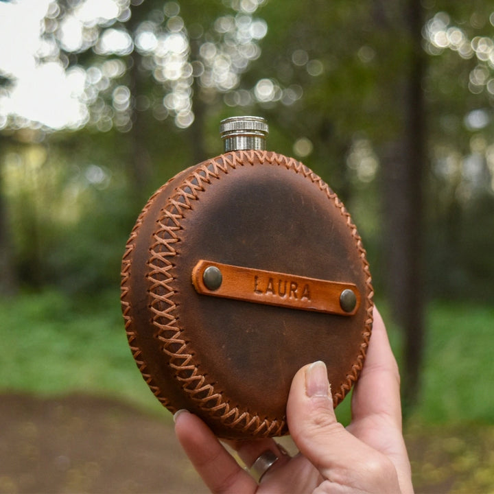 Personalized Leather Round Hip Flask – Custom Engraved Camping Flask, Groomsmen Gift, Whiskey Flask for Him