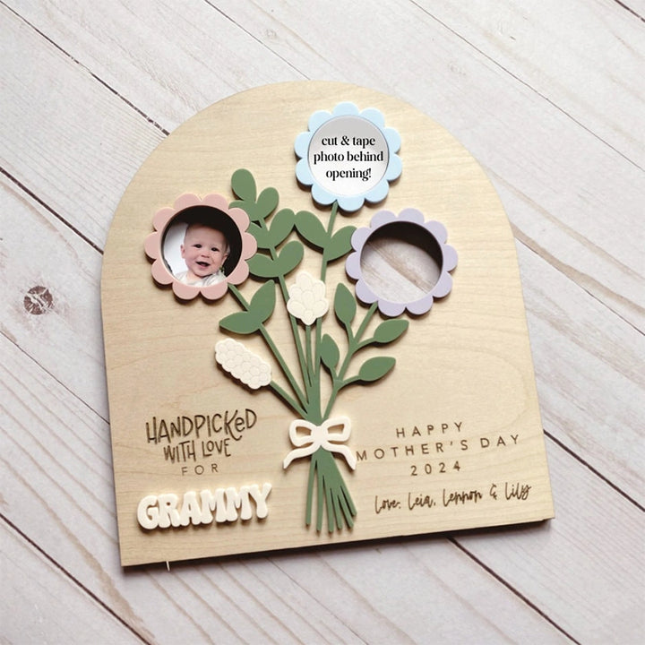 Personalized Mother’s Day Flower Photo Sign – Custom Wooden Bouquet Photo Frame Gift for Mom or Grandma