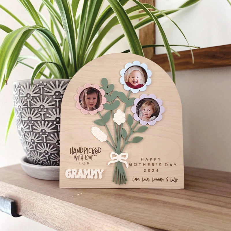 Personalized Mother’s Day Flower Photo Sign – Custom Wooden Bouquet Photo Frame Gift for Mom or Grandma
