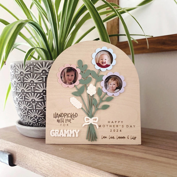 Personalized Mother’s Day Flower Photo Sign – Custom Wooden Bouquet Photo Frame Gift for Mom or Grandma